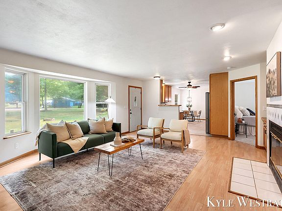 3rd image of 2841 W 92nd St