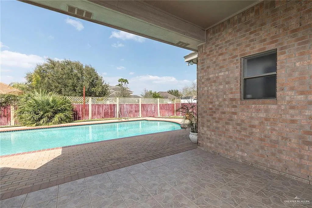 3 bed, 2.0 bath, 1823 sqft, $2,300 — Photo 4