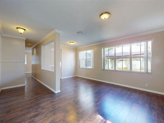 4th image of 582 Carrington Ln