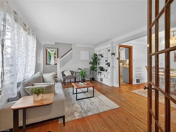 5th image of 144 Hunter St W