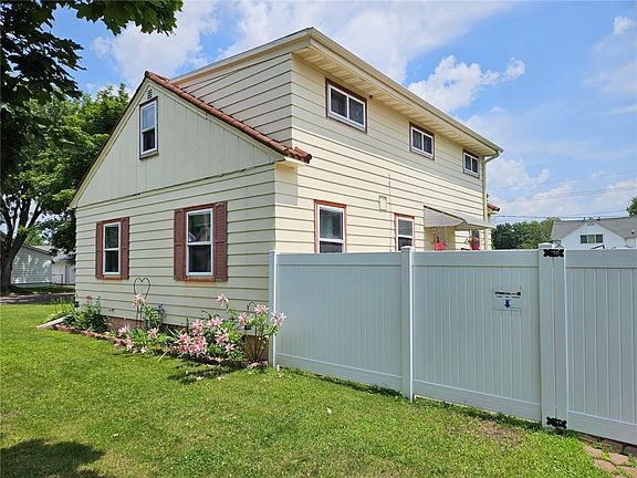 3rd image of 5 E Wisconsin Street