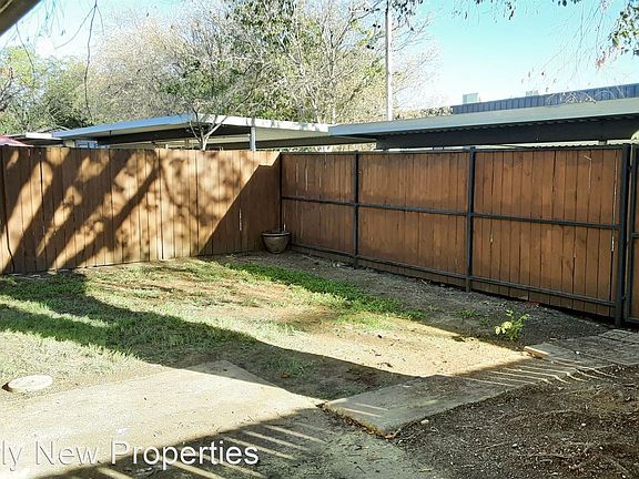 3rd image of 2704 Golfing Green Dr