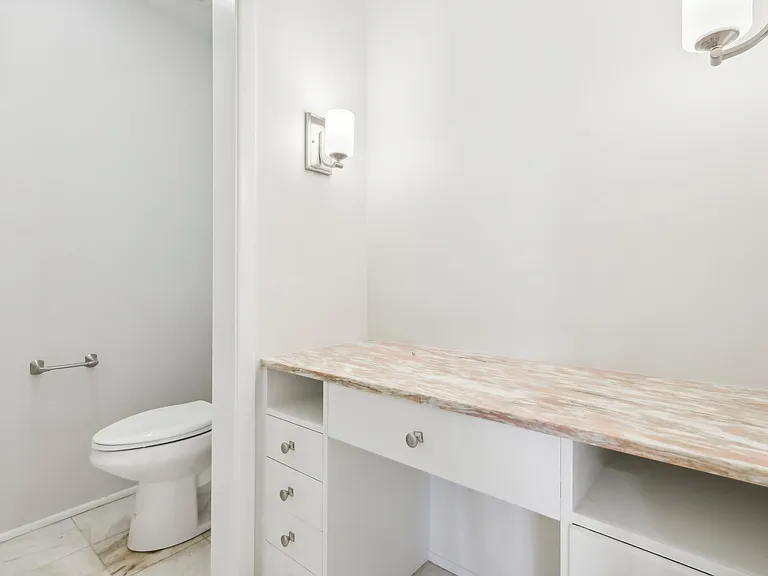 Embassy House Apartments — Photo 37