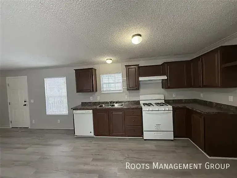 303 Carriage Lane Est #303 — Photo 5