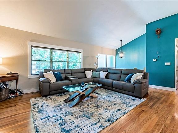 4th image of 202 Woodbury Dr