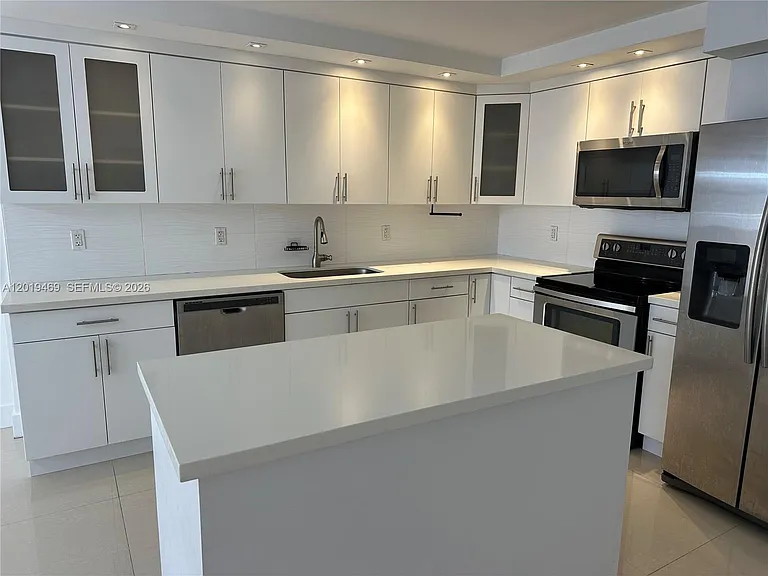 6039 Collins Ave #1221 — Photo 4