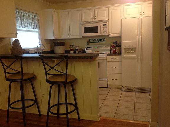Kitchen/bar area