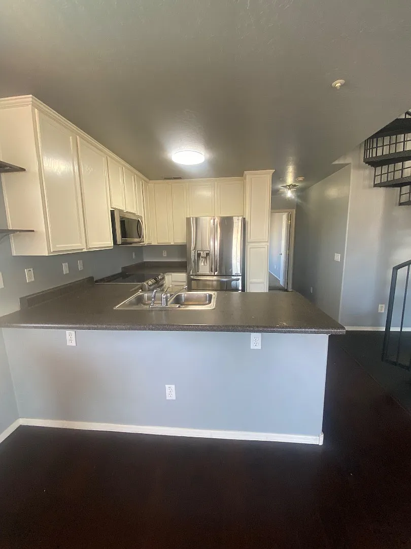 454 N Alder Ct — Photo 2