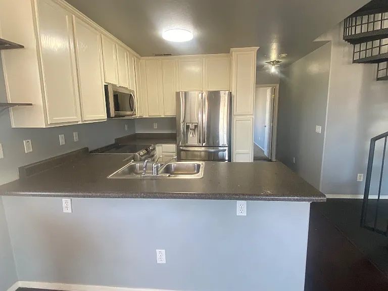 454 N Alder Ct — Photo 2