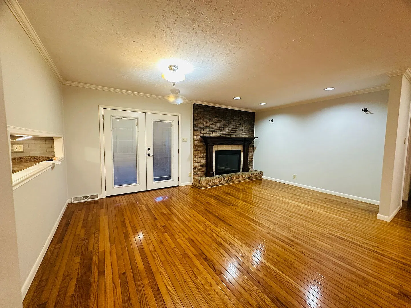 Charming 3-Bedroom Farragut Home with Gas Fireplace, Deck & 2-Car Garage — Photo 2