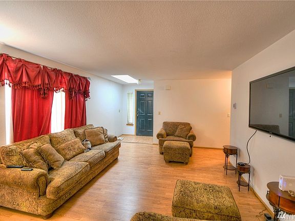 4th image of 616 Malibu Dr SE