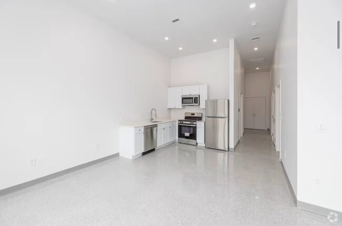 2 bed, 925 sqft, $2,685 — Photo 2