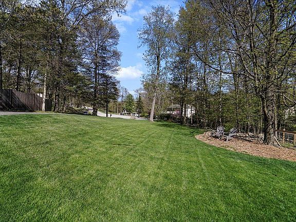5th image of 28 Kings Point Ln