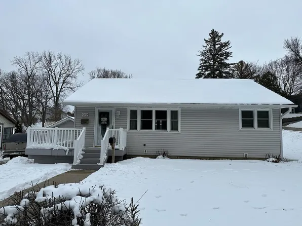 202 Pleasant Ave, Decorah, IA 52101