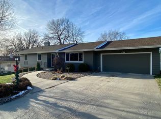 320 Cloverdale Dr, Council Bluffs, IA 51503