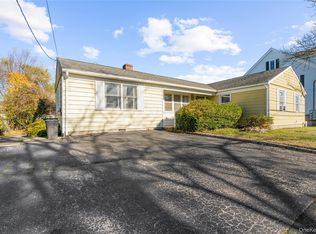 27 Simon St, Babylon, NY 11702