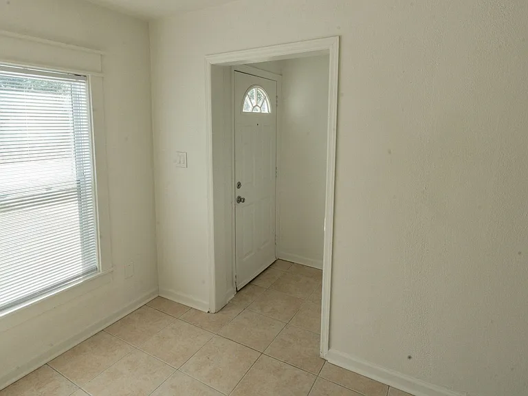 406 Essex Dr — Photo 6