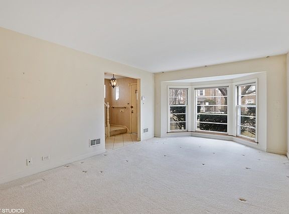 3rd image of 2655 W Balmoral Ave