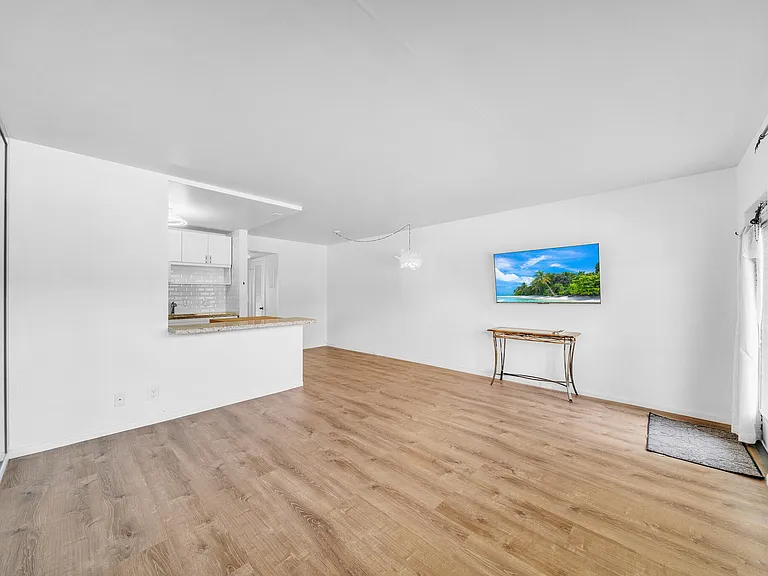 127 Westbury #G — Photo 6