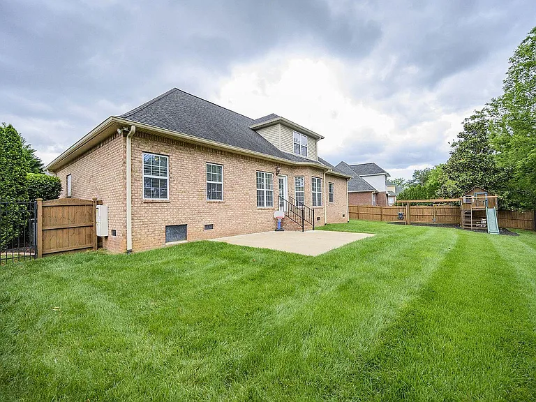 2256 Westwood Dr — Photo 25