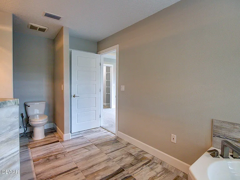 1320 N Beach St — Photo 28