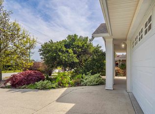 5723 Nickerson Rd, Sechelt, BC V7Z 0M4