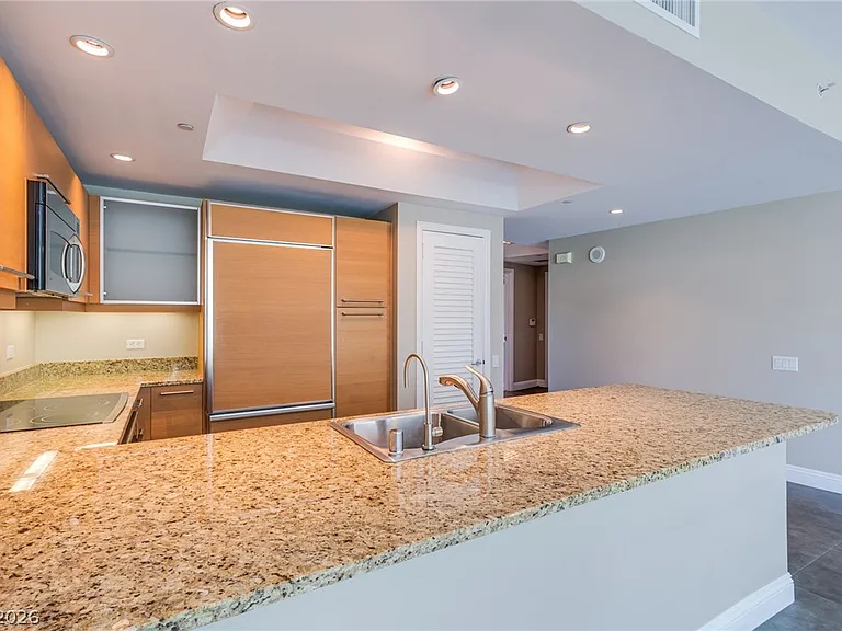 222 Karen Ave #201 — Photo 10