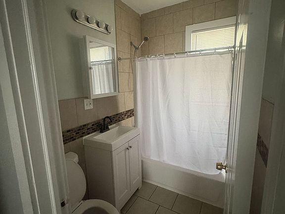 3rd image of 206 Chatham St