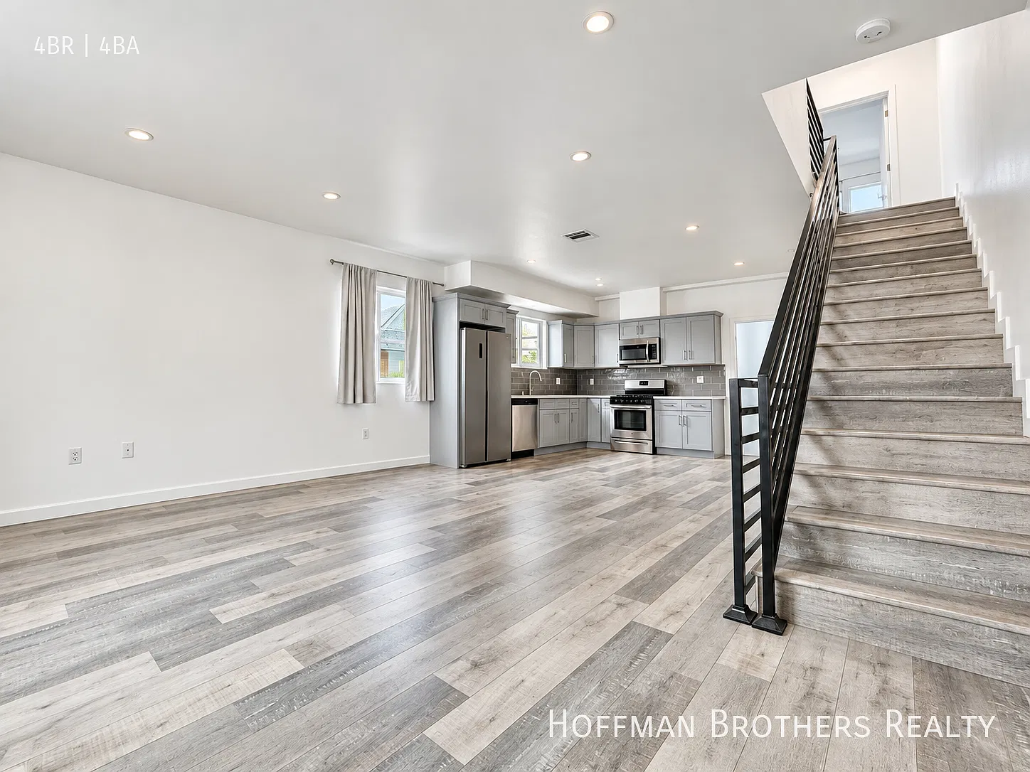 Luxury 4 Bedroom With Floor-To-Ceiling Windows, In-Unit Laundry, Private Balcony & 2 Parking Spac... — Photo 2