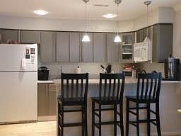 MODERN SLEEK KITCHEN