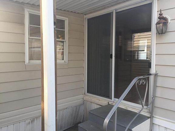 2nd image of 522 Oak St APT C
