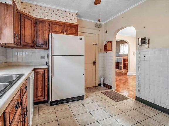 2nd image of 75 Tremont Ave