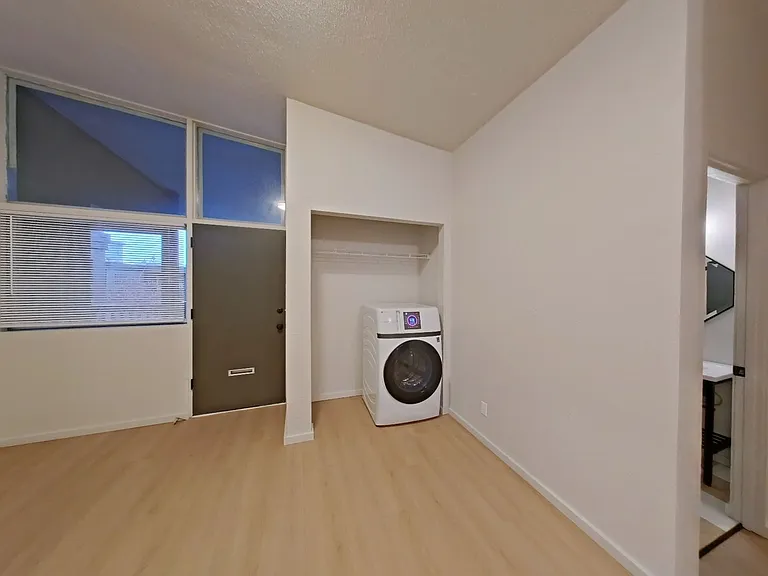 University Manor - Newly Renovated Units just a short walk from Campus! — Photo 81