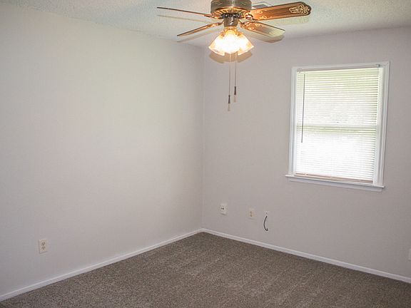 4th image of 703 NE Banner Dr
