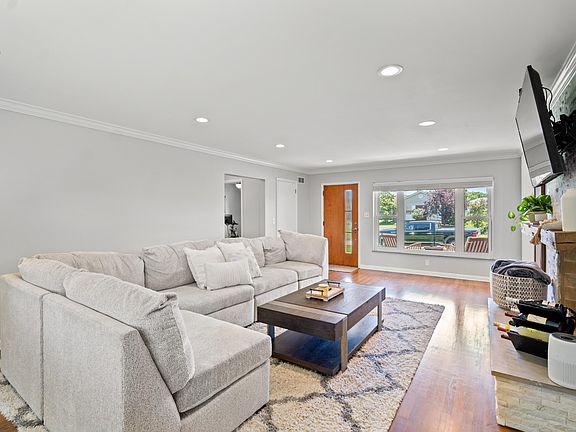 4th image of 19 Pleasant Dr