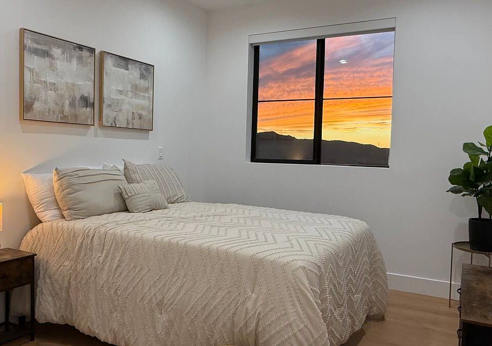 Photo Unit Staging Sample