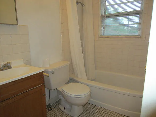425 E. Grand & 933 S. Roanoke - Affordable, Convenient Off-Campus Housing!! — Photo 9