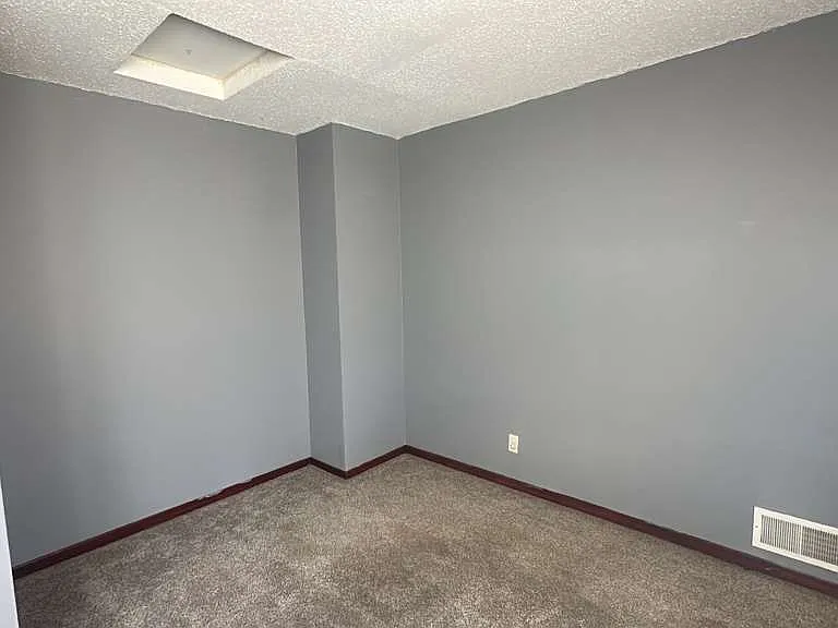 906 Logan Ave N — Photo 3