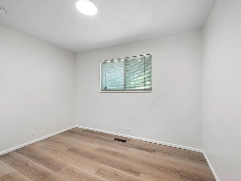 302 Elmwood Dr — Photo 9