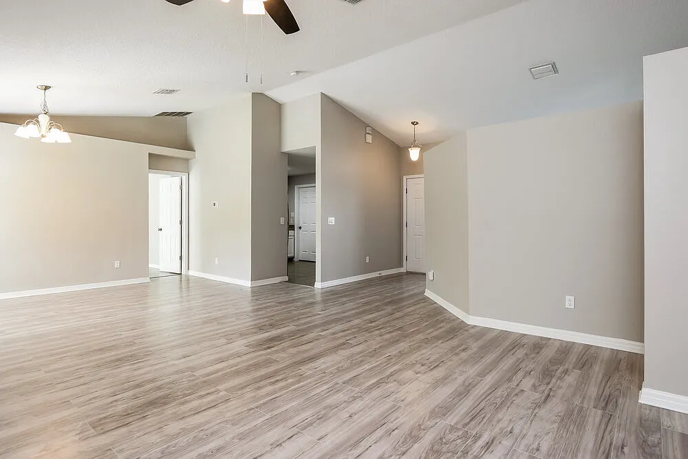 3 bed, 2.0 bath, 1700 sqft, $2,325 — Photo 4
