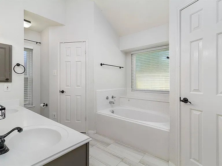 2918 Abbey Field Dr — Photo 16