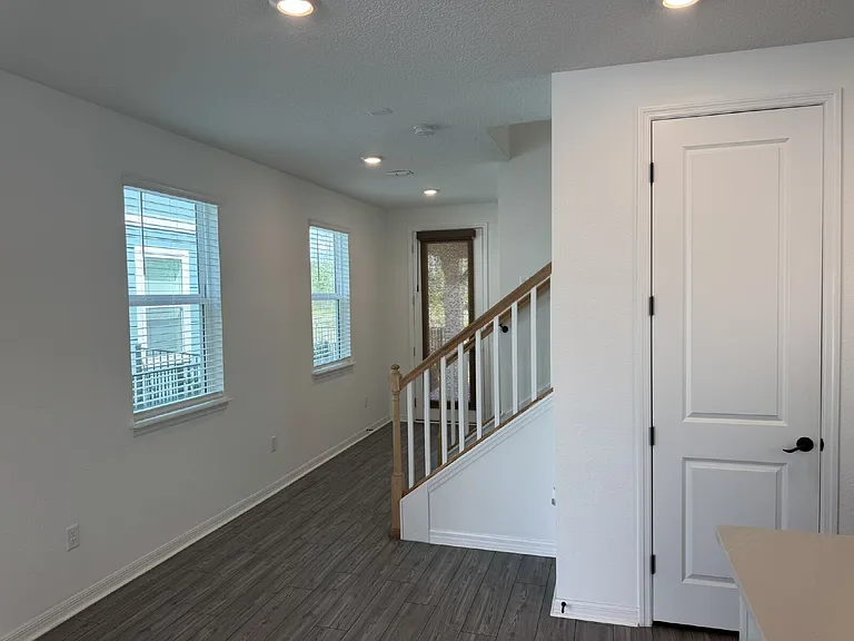 236 Hawthorn Park Cir — Photo 16