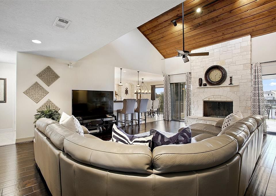 1st image of 2025 Oceanview Dr