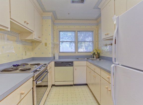 5th image of 1035 Beachview Dr APT 14
