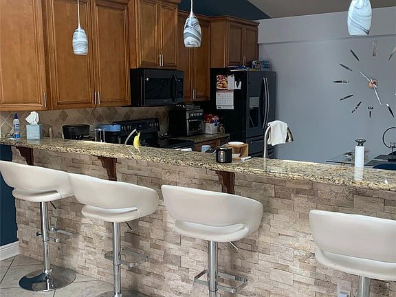 4th image of 158 NE Twylite Terrace