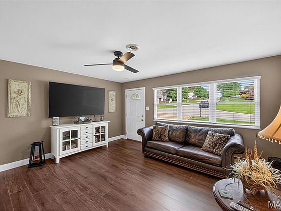 4th image of 1076 Deborah Dr