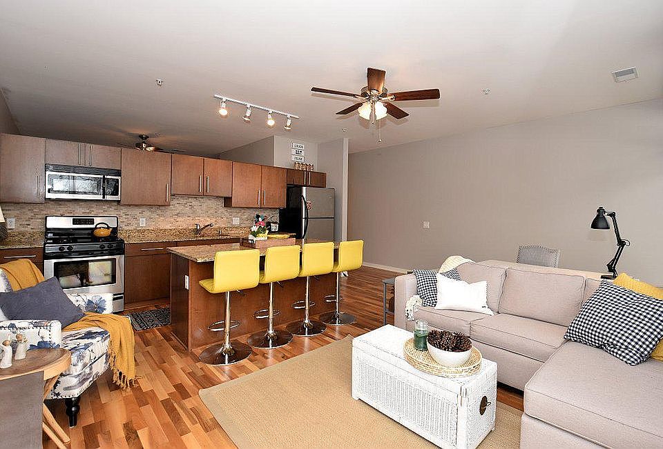 1st image of 1902 N Commerce St #206