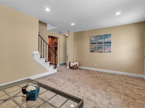 5th image of 124 Harris Ct