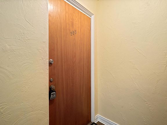 2nd image of 301 E 21st St #6806F7901