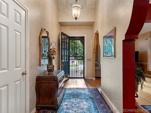 4th image of 9034 S Maplewood Ave